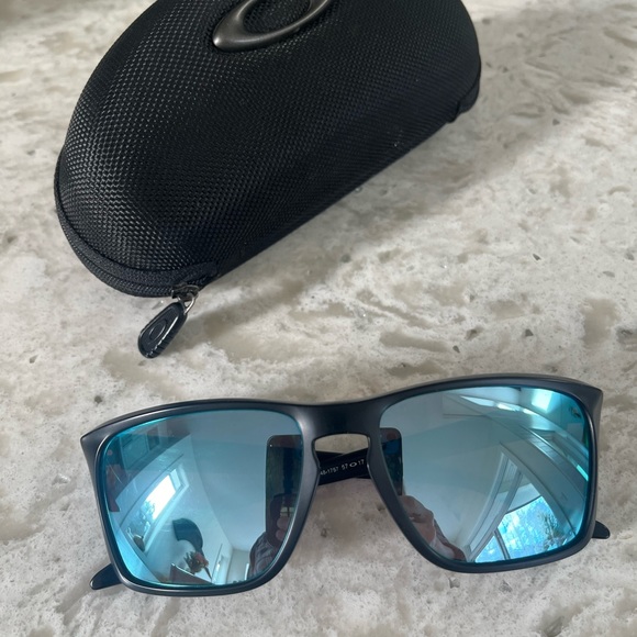 Oakley Men’s Sunglasses - Picture 4 of 5
